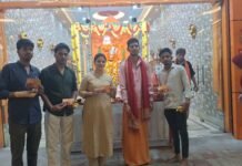 महिला व्यापार मंडल की पहल, सुनीता सोनी ने श्रद्धालुओं में बांटी हनुमान चालीसा