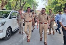 नोएडा जैसी घटना की पुनरावृत्ति रोकने को वाराणसी में हाई अलर्ट डीआईजी शिवहरी मीणा ने श्रम कार्यालय का किया निरीक्षण