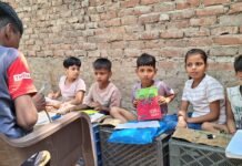 गली में लगती है क्लास, गरीब बच्चों को पढ़ा रहा छात्र आर्यन