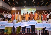 वाराणसी में शिक्षामित्रों का सम्मान समारोह, बढ़े मानदेय के डमी चेक वितरित