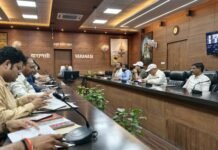 वाराणसी में निर्बाध बिजली आपूर्ति को लेकर मंडलायुक्त सख्त, अधिकारियों को दिए कड़े निर्देश