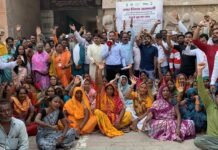 वाराणसी में ठेला-पटरी व्यवसायियों का संकट गहराया, 63 वेंडिंग जोन हटाए जाने पर नगर आयुक्त को सौंपा ज्ञापन
